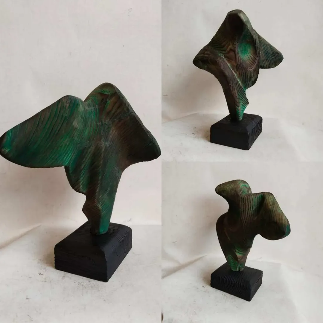 Bu eser AZİMET KARAMAN tarafından 2023 yılında 32x24x16 cm ölçülerinde Ahşap Yontma(Sedir) tekniği ile yapılmıştır.