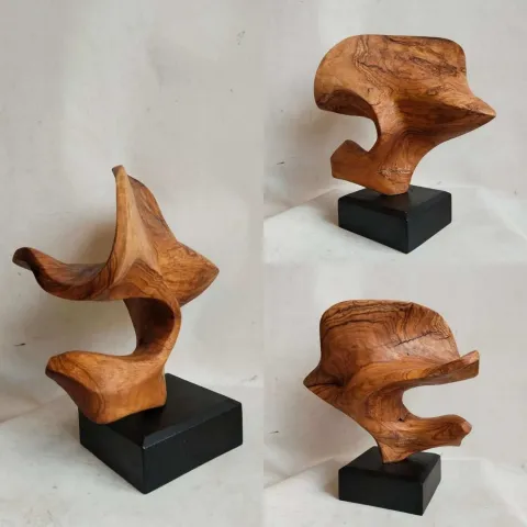 "Soyutlama" eseri AZİMET KARAMAN tarafından 2023 yılında 28x27x11 cm ölçülerinde Ahşap Yontma(Zeytin) tekniği ile yapılmıştır.