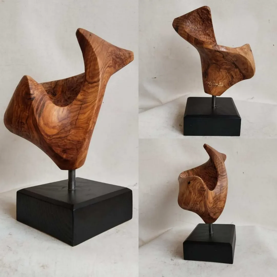 Bu eser AZİMET KARAMAN tarafından 2023 yılında 28x16x15 cm ölçülerinde Ahşap Yontma(Zeytin) tekniği ile yapılmıştır.