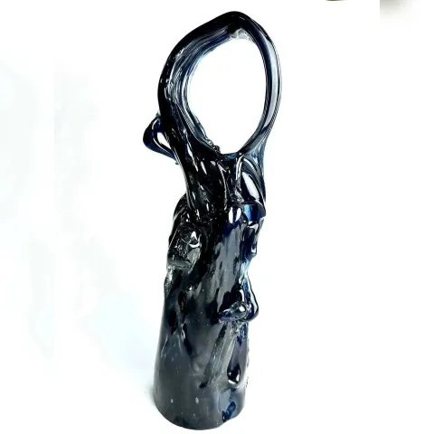 Bu eser TAHA BAYDAR tarafından 2023 yılında 25x25 cm ölçülerinde Sıcak Cam Şekillendirme tekniği ile yapılmıştır.