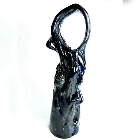 Bu eser TAHA BAYDAR tarafından 2023 yılında 25x25 cm ölçülerinde Sıcak Cam Şekillendirme tekniği ile yapılmıştır.