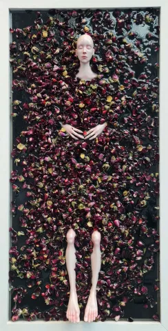 "İsimsiz" eseri DUYGU AYDOĞAN tarafından 2023 yılında 80x40 cm ölçülerinde epoksi reçine, akrilik, polimer kil, kurutulmuş çiçek tekniği ile yapılmıştır.