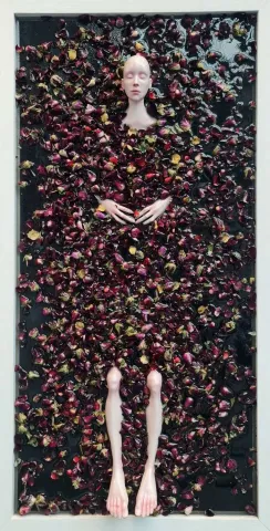 "İsimsiz" eseri DUYGU AYDOĞAN tarafından 2023 yılında 80x40 cm ölçülerinde epoksi reçine, akrilik, polimer kil, kurutulmuş çiçek tekniği ile yapılmıştır.