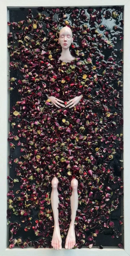 "İsimsiz" eseri DUYGU AYDOĞAN tarafından 2023 yılında 80x40 cm ölçülerinde epoksi reçine, akrilik, polimer kil, kurutulmuş çiçek tekniği ile yapılmıştır.