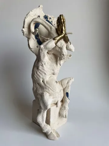 "Dua" eseri BUĞRA ÖZER tarafından 2023 yılında 45x18x17 cm ölçülerinde Serbest Elle Şekillendirme, Porselen, 1245°C tekniği ile yapılmıştır.
