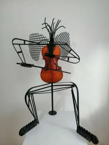 "A Fantastic Song" eseri DOĞAN KARAKILIÇ tarafından 56x86x80 cm ölçülerinde Metal ve Ahşap tekniği ile yapılmıştır.