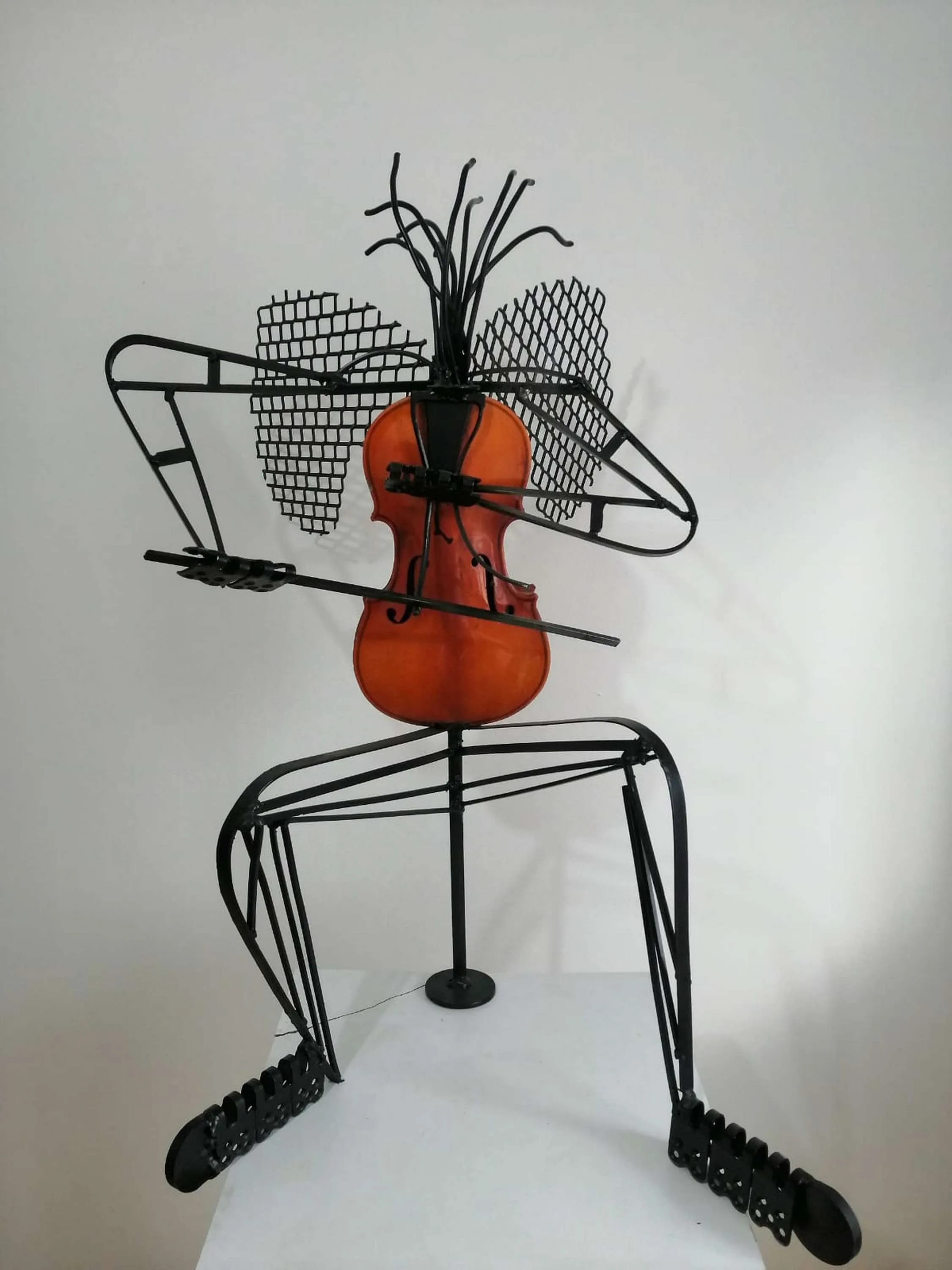 "A Fantastic Song" eseri DOĞAN KARAKILIÇ tarafından 56x86x80 cm ölçülerinde Metal ve Ahşap tekniği ile yapılmıştır.