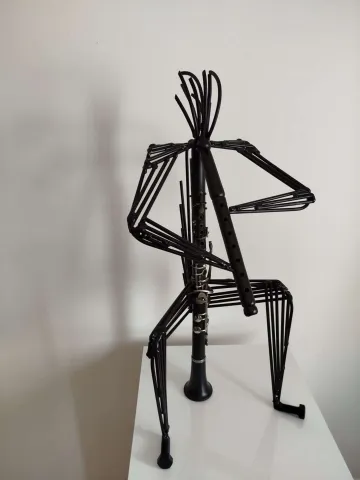 "A Fantastic Song" eseri DOĞAN KARAKILIÇ tarafından 35x74x24 cm ölçülerinde Metal tekniği ile yapılmıştır.