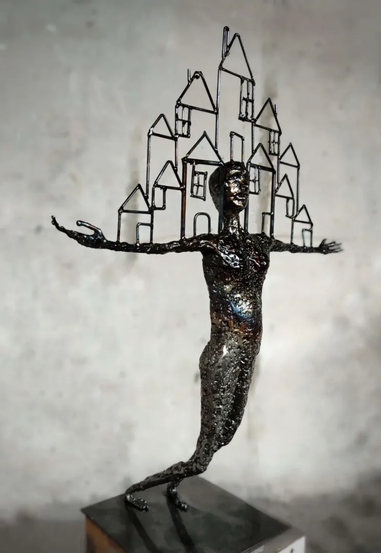 yakınlaştır "Yorgun Metropol Serisi" eseri MUSTAFA TUĞRUL tarafından 2024 yılında 61x48x23 cm ölçülerinde Metal tekniği ile yapılmıştır.