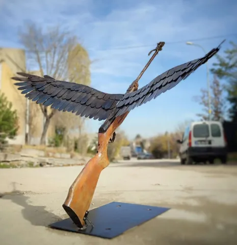MUSTAFA TUĞRUL — “Bir Kurşunluk Özgürlük”, 2024 "Bir Kurşunluk Özgürlük" eseri MUSTAFA TUĞRUL tarafından 2024 yılında 79x102x73 cm ölçülerinde Metal ve Ahşap tekniği ile yapılmıştır.