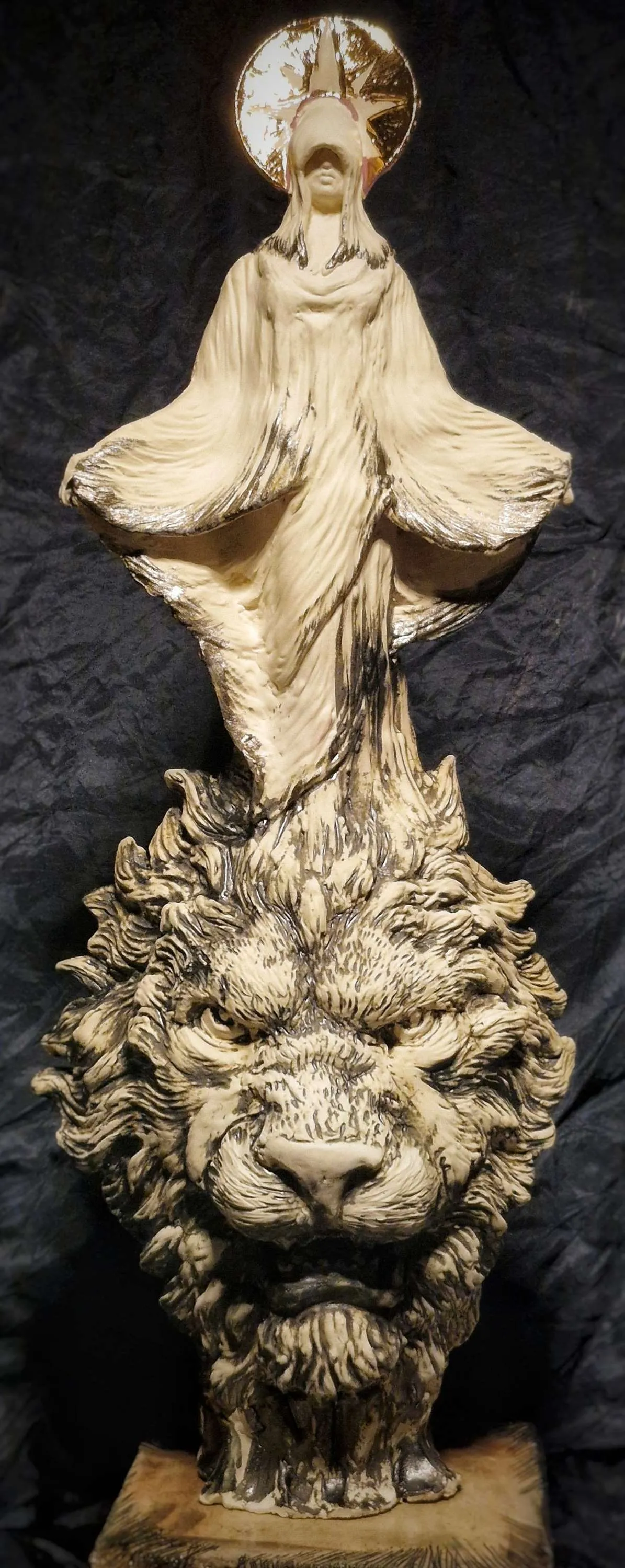 "Kibele" eseri ORÇUN İLTER tarafından 2024 yılında 77x27x20 cm ölçülerinde Serbest Elle Şekillendirme 1200°C tekniği ile yapılmıştır.