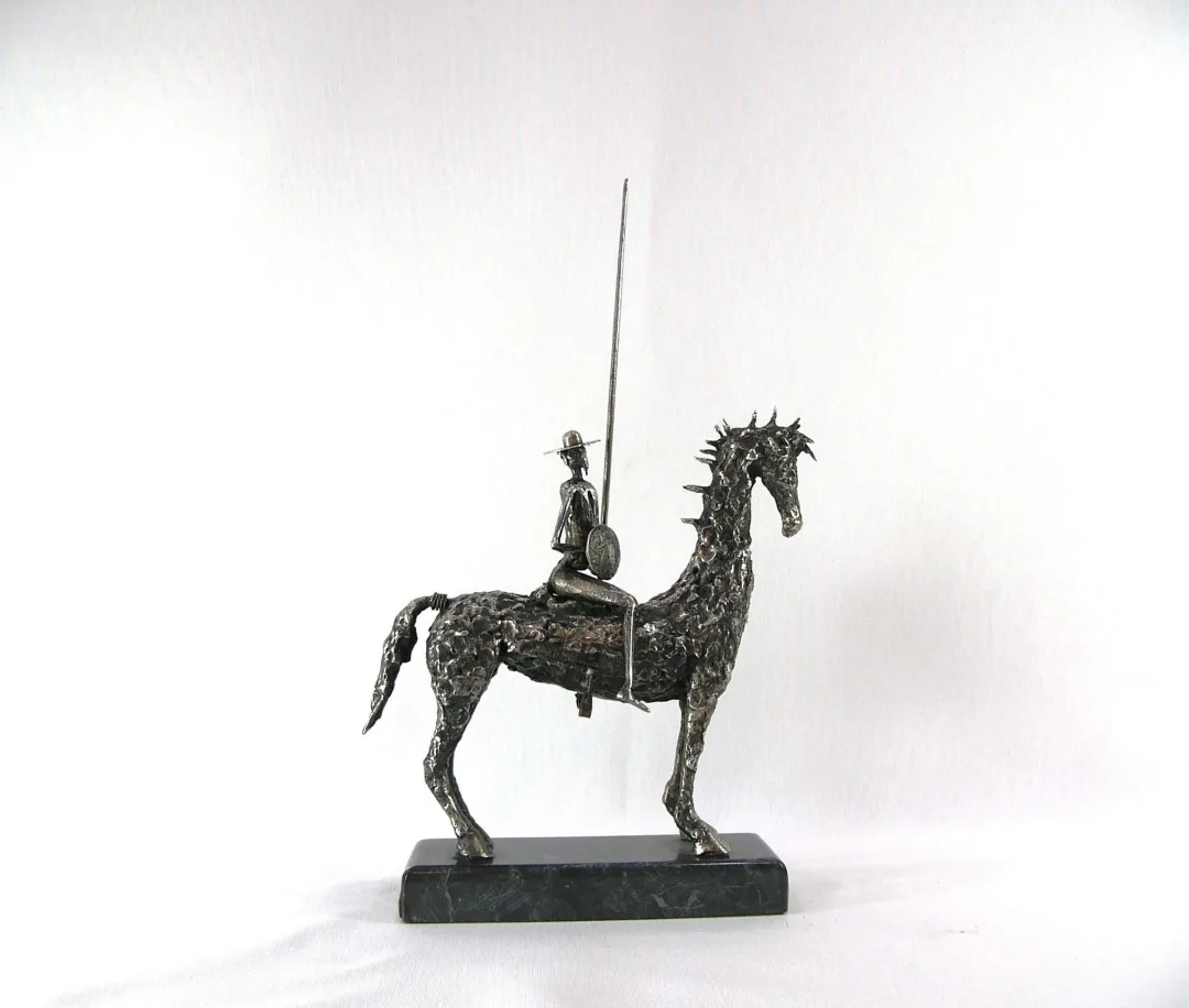 "Donkişot-2" eseri ÖZER AKTAŞ tarafından 2024 yılında 26x35x8 cm ölçülerinde Metal Yontu tekniği ile yapılmıştır.