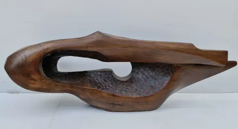 "İsimsiz" eseri AZİMET KARAMAN tarafından 2024 yılında 48x39x140 cm ölçülerinde Ceviz yontu tekniği ile yapılmıştır.