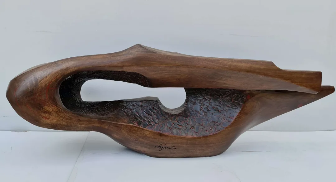 "İsimsiz" eseri AZİMET KARAMAN tarafından 2024 yılında 48x39x140  cm ölçülerinde Ceviz yontu tekniği ile yapılmıştır.
