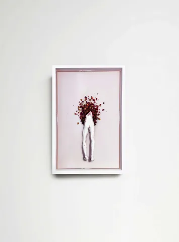 "İsimsiz" eseri DUYGU AYDOĞAN tarafından 2024 yılında 38x25 cm ölçülerinde epoksi reçine, akrilik, polimer kil, kurutulmuş çiçek tekniği ile yapılmıştır.