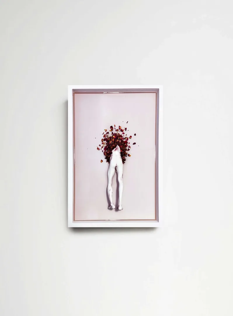 "İsimsiz" eseri DUYGU AYDOĞAN tarafından 2024 yılında 38x25  cm ölçülerinde epoksi reçine, akrilik, polimer kil, kurutulmuş çiçek tekniği ile yapılmıştır.