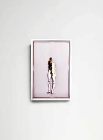 "İsimsiz" eseri DUYGU AYDOĞAN tarafından 2024 yılında 38x25 cm ölçülerinde epoksi reçine, akrilik, polimer kil, kurutulmuş çiçek tekniği ile yapılmıştır.
