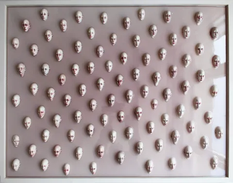 "İsimsiz" eseri DUYGU AYDOĞAN tarafından 2024 yılında 85x115x8 cm ölçülerinde Epoksi reçine,akrilik,polimer kil, kurutulmuş çiçek tekniği ile yapılmıştır.