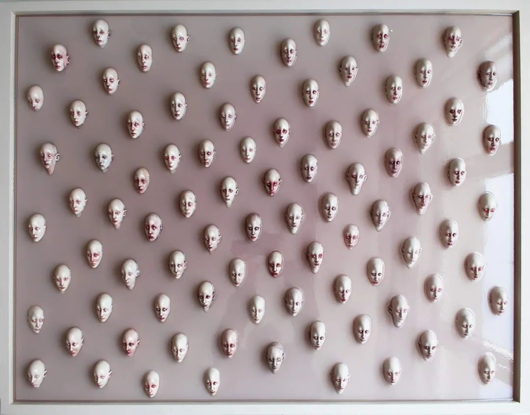 "İsimsiz" eseri DUYGU AYDOĞAN tarafından 2024 yılında 85x115x8 cm ölçülerinde Epoksi reçine,akrilik,polimer kil, kurutulmuş çiçek tekniği ile yapılmıştır.
