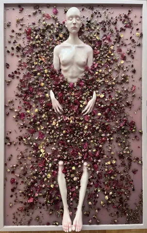 "İsimsiz" eseri DUYGU AYDOĞAN tarafından 2024 yılında 116x75x13 cm ölçülerinde Epoksi reçine,akrilik,polimer kil, kurutulmuş çiçek tekniği ile yapılmıştır.
