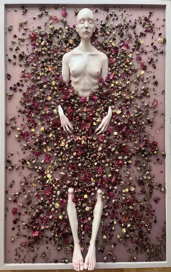 "İsimsiz" eseri DUYGU AYDOĞAN tarafından 2024 yılında 116x75x13 cm ölçülerinde Epoksi reçine,akrilik,polimer kil, kurutulmuş çiçek tekniği ile yapılmıştır.