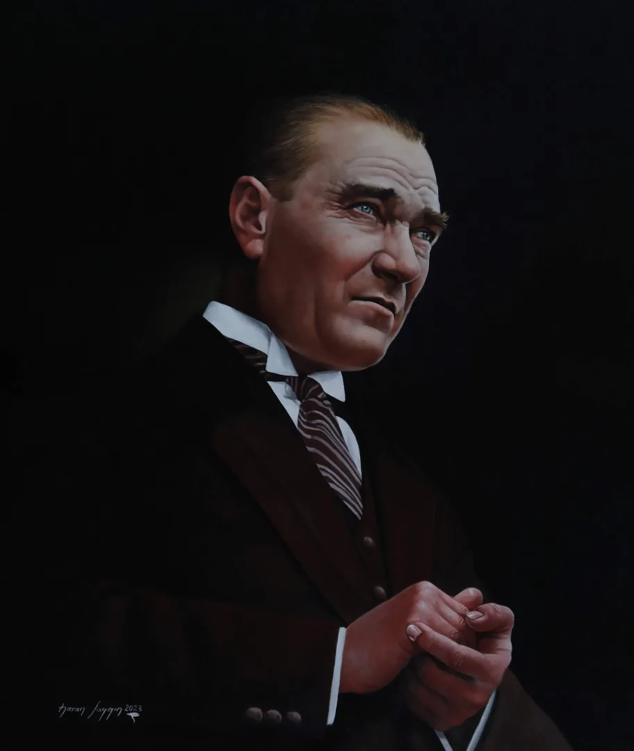 yakınlaştır "Atatürk" eseri HASAN SAYGIN tarafından 2023 yılında 65x54 cm ölçülerinde Tuval üzeri yağlı boya tekniği ile yapılmıştır.