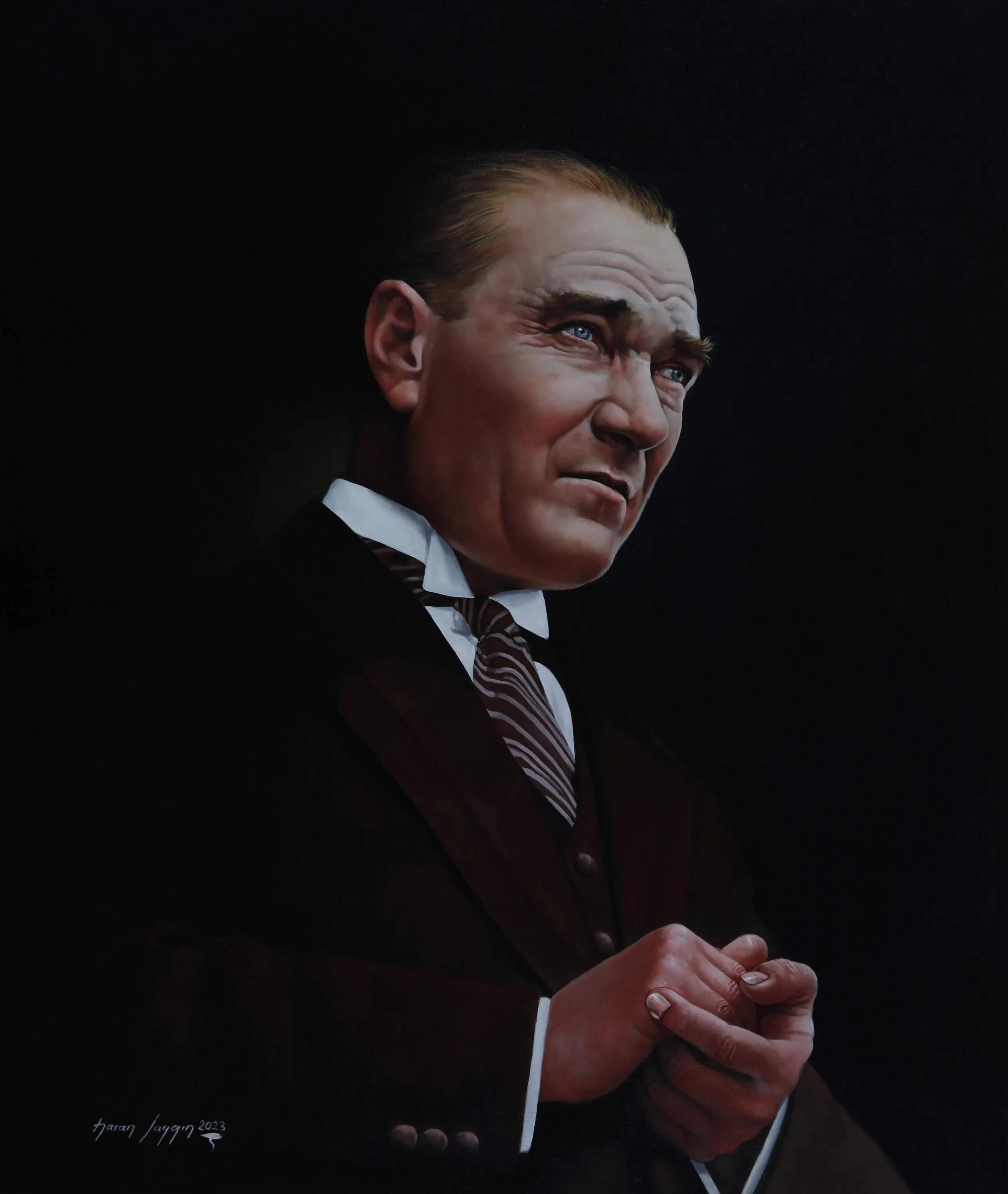 "Atatürk" eseri HASAN SAYGIN tarafından 2023 yılında 65x54 cm ölçülerinde Tuval üzeri yağlı boya tekniği ile yapılmıştır.