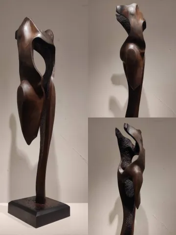 "İsimsiz" eseri AZİMET KARAMAN tarafından 2024 yılında 124x30x31 cm ölçülerinde Ceviz Ahşap Yontu tekniği ile yapılmıştır.