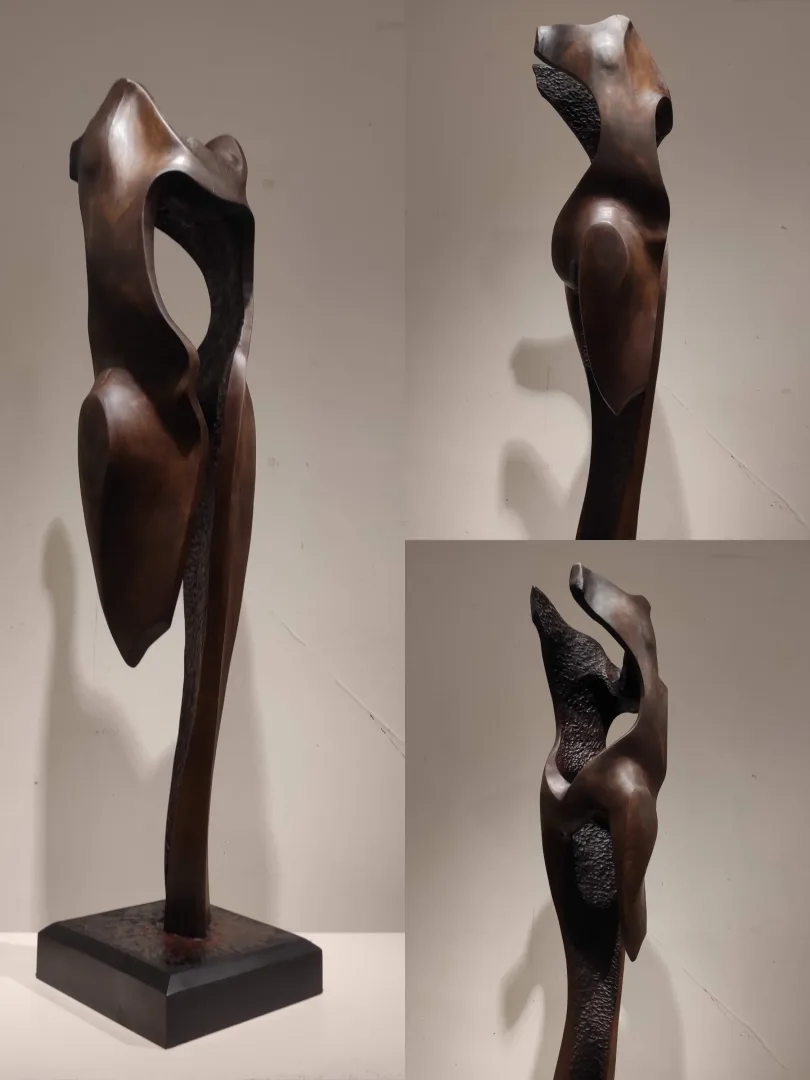 "İsimsiz" eseri AZİMET KARAMAN tarafından 2024 yılında 124x30x31 cm ölçülerinde Ceviz Ahşap Yontu tekniği ile yapılmıştır.