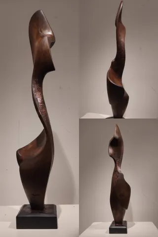 "İsimsiz" eseri AZİMET KARAMAN tarafından 2024 yılında 115x26x23 cm ölçülerinde Ceviz Ahşap Yontu tekniği ile yapılmıştır.