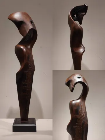 "İsimsiz" eseri AZİMET KARAMAN tarafından 2024 yılında 104x24x22 cm ölçülerinde Ceviz Ahşap Yontu tekniği ile yapılmıştır.