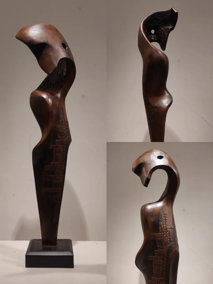 "İsimsiz" eseri AZİMET KARAMAN tarafından 2024 yılında 104x24x22 cm ölçülerinde Ceviz Ahşap Yontu tekniği ile yapılmıştır.
