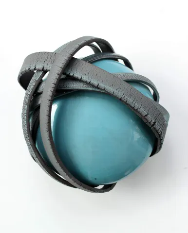 "Döngü" eseri GÜLİZ KORKMAZ tarafından 2024 yılında 21x13 cm ölçülerinde Stoneware, elle şekillendirme tekniği ile yapılmıştır.