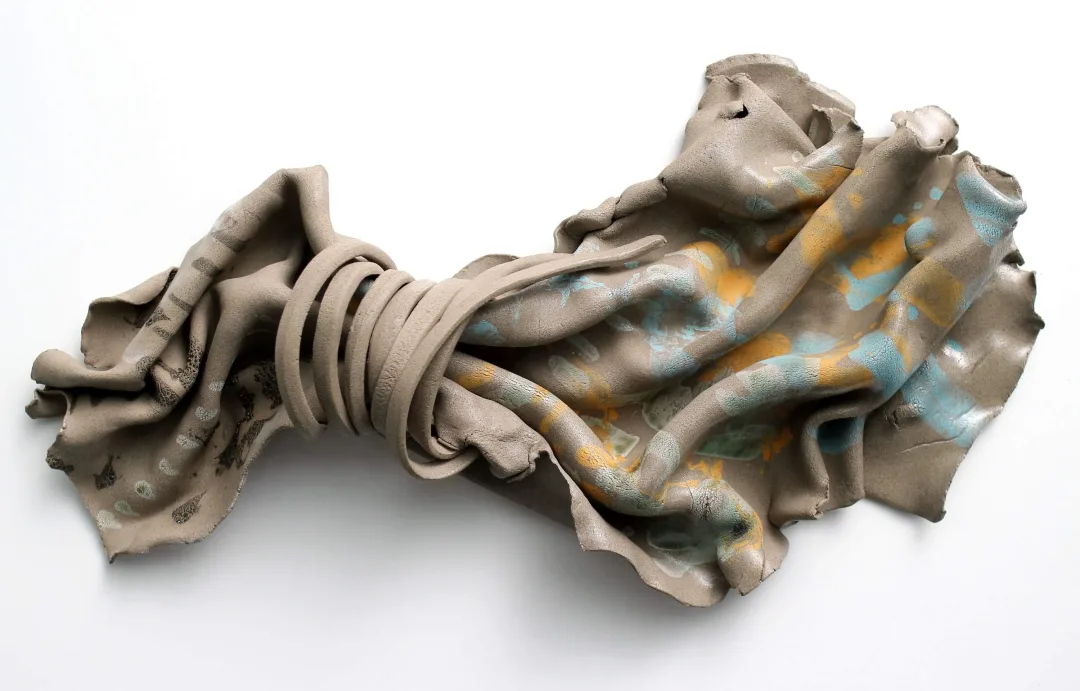 yakınlaştır "Seyir" eseri GÜLİZ KORKMAZ tarafından 2024 yılında 50x29x10 cm ölçülerinde Stoneware, elle şekillendirme tekniği ile yapılmıştır.