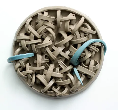"Kaçış" eseri GÜLİZ KORKMAZ tarafından 2024 yılında 36x10 cm ölçülerinde Stoneware, elle şekillendirme tekniği ile yapılmıştır.