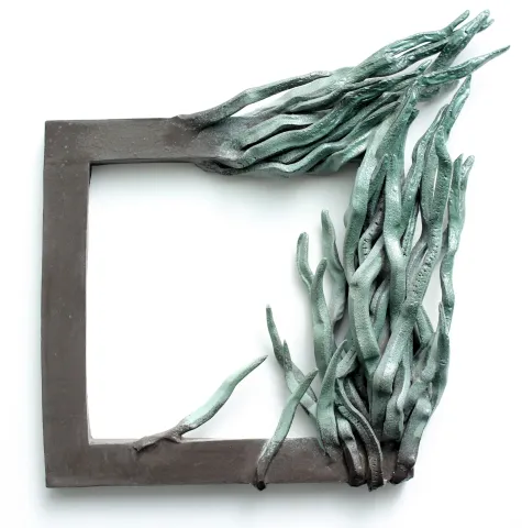 "Esin" eseri GÜLİZ KORKMAZ tarafından 2024 yılında 39x41x7 cm ölçülerinde Stoneware, elle şekillendirme tekniği ile yapılmıştır.