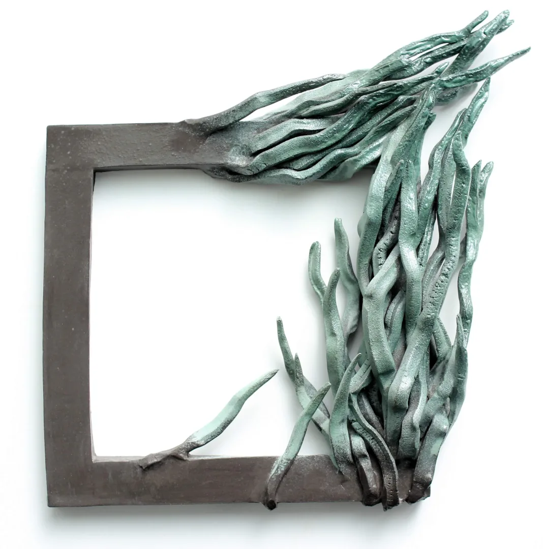 "Esin" eseri GÜLİZ KORKMAZ tarafından 2024 yılında 39x41x7 cm ölçülerinde Stoneware, elle şekillendirme tekniği ile yapılmıştır.