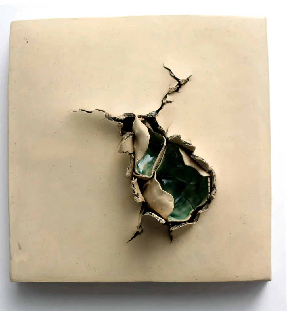 yakınlaştır "Soluk" eseri GÜLİZ KORKMAZ tarafından 2024 yılında 30x29x11 cm ölçülerinde Stoneware, elle şekillendirme tekniği ile yapılmıştır.