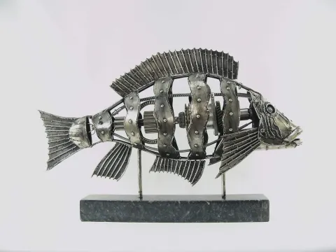 "Büyük Balık" eseri ÖZER AKTAŞ tarafından 2023 yılında 65x43x16 cm ölçülerinde Metal heykel tekniği ile yapılmıştır.