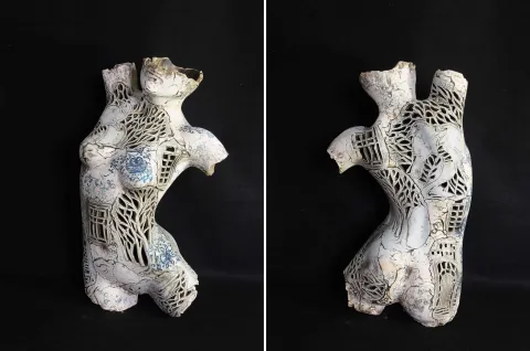 "Çiçekler" eseri MİNE POYRAZ tarafından 2024 yılında 57x36x21 cm ölçülerinde Seramik 1200 °C Ajur Tekniği tekniği ile yapılmıştır.