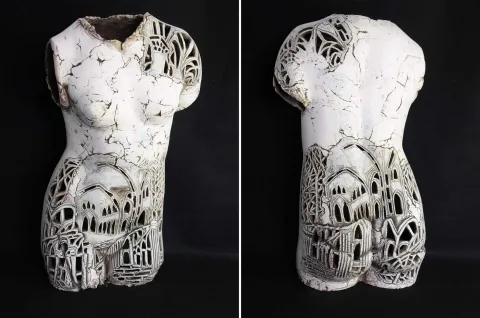 "Eşikte" eseri MİNE POYRAZ tarafından 2024 yılında 66x32x28 cm ölçülerinde Seramik 1200 °C Ajur Tekniği tekniği ile yapılmıştır.