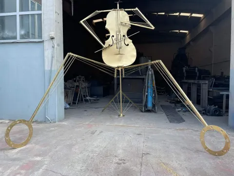 "A Fantastic Song - Evrenin şarkısı" eseri DOĞAN KARAKILIÇ tarafından 2024 yılında 400x460x450 cm ölçülerinde Metal tekniği ile yapılmıştır.