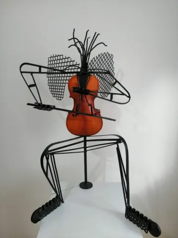 DOĞAN KARAKILIÇ — “A Fantastic Song - Kahverengi keman”, 2023 "A Fantastic Song - Kahverengi keman" eseri DOĞAN KARAKILIÇ tarafından 2023 yılında 56x86x80 cm ölçülerinde Metal tekniği ile yapılmıştır.