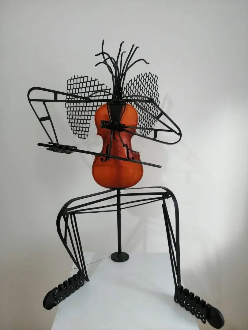 "A Fantastic Song -  Kahverengi keman" eseri DOĞAN KARAKILIÇ tarafından 2023 yılında 56x86x80 cm ölçülerinde Metal tekniği ile yapılmıştır.