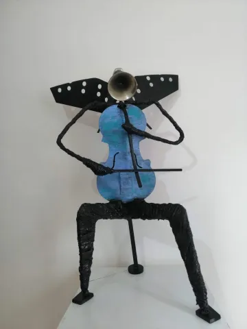"A Fantastic Song - Mavi keman" eseri DOĞAN KARAKILIÇ tarafından 2023 yılında 42x74x38 cm ölçülerinde Metal tekniği ile yapılmıştır.