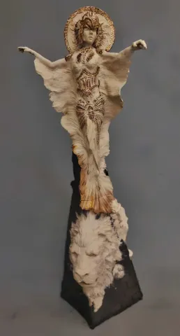 "İnanna" eseri ORÇUN İLTER tarafından 2024 yılında 96x23x25 cm ölçülerinde Serbest şekillendirme altın dekor uygulaması 1200 °C tekniği ile yapılmıştır.