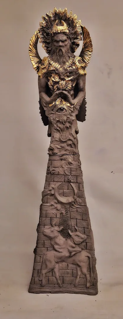 "Sin" eseri ORÇUN İLTER tarafından 2024 yılında 104x32x30 cm ölçülerinde Serbest şekillendirme altın dekor uygulaması 1200 °C tekniği ile yapılmıştır.