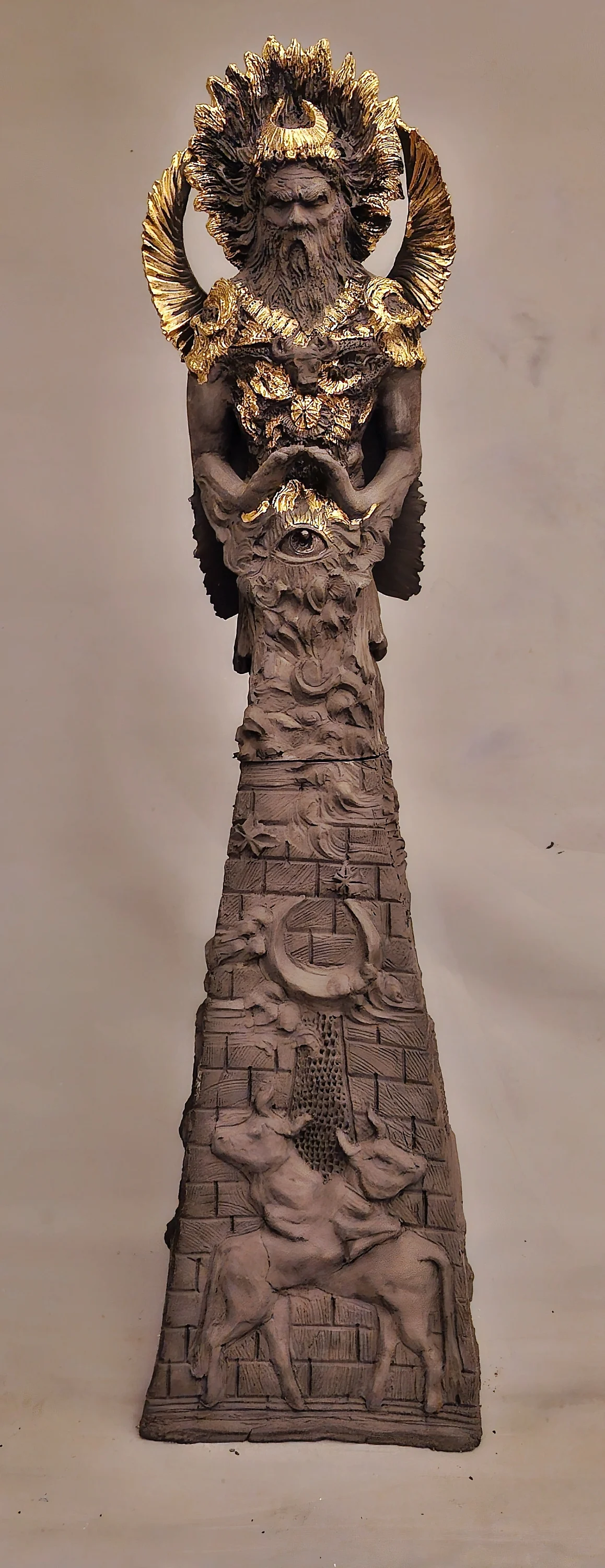 "Sin" eseri ORÇUN İLTER tarafından 2024 yılında 104x32x30 cm ölçülerinde Serbest şekillendirme altın dekor uygulaması 1200 °C tekniği ile yapılmıştır.