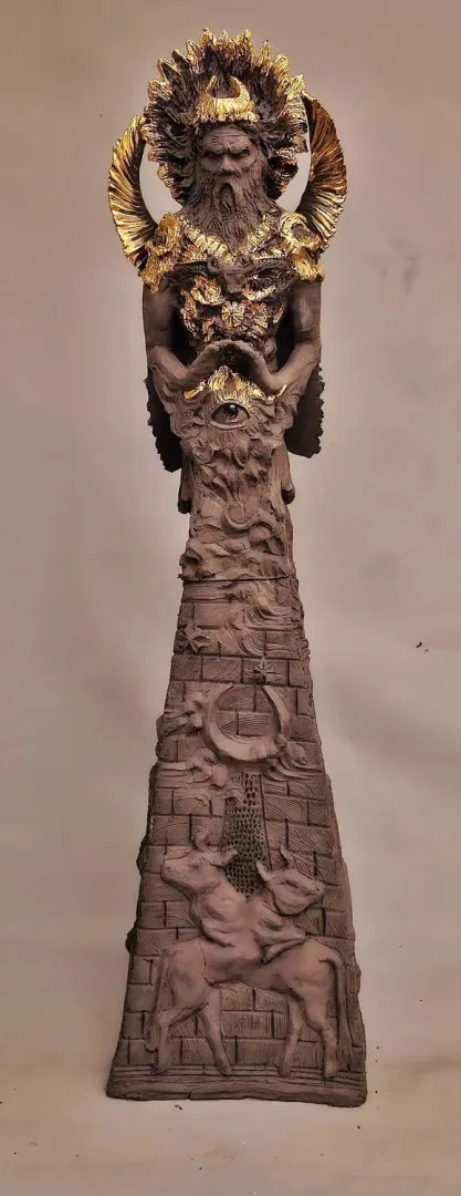 yakınlaştır "Sin" eseri ORÇUN İLTER tarafından 2024 yılında 104x32x30 cm ölçülerinde Serbest şekillendirme altın dekor uygulaması 1200 °C tekniği ile yapılmıştır.