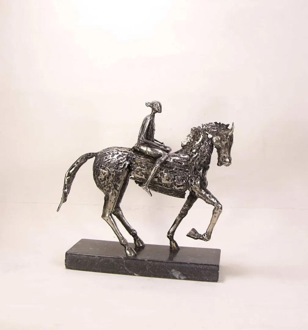 yakınlaştır "Atlı Kız" eseri ÖZER AKTAŞ tarafından 2023 yılında 28x28x8 cm ölçülerinde Metal heykel tekniği ile yapılmıştır.